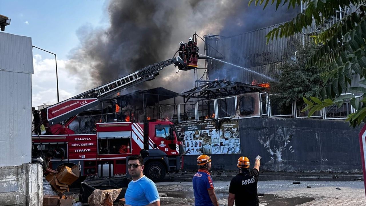 Malatya'da Hırdavat Mağazasında Yangın Çıktı
