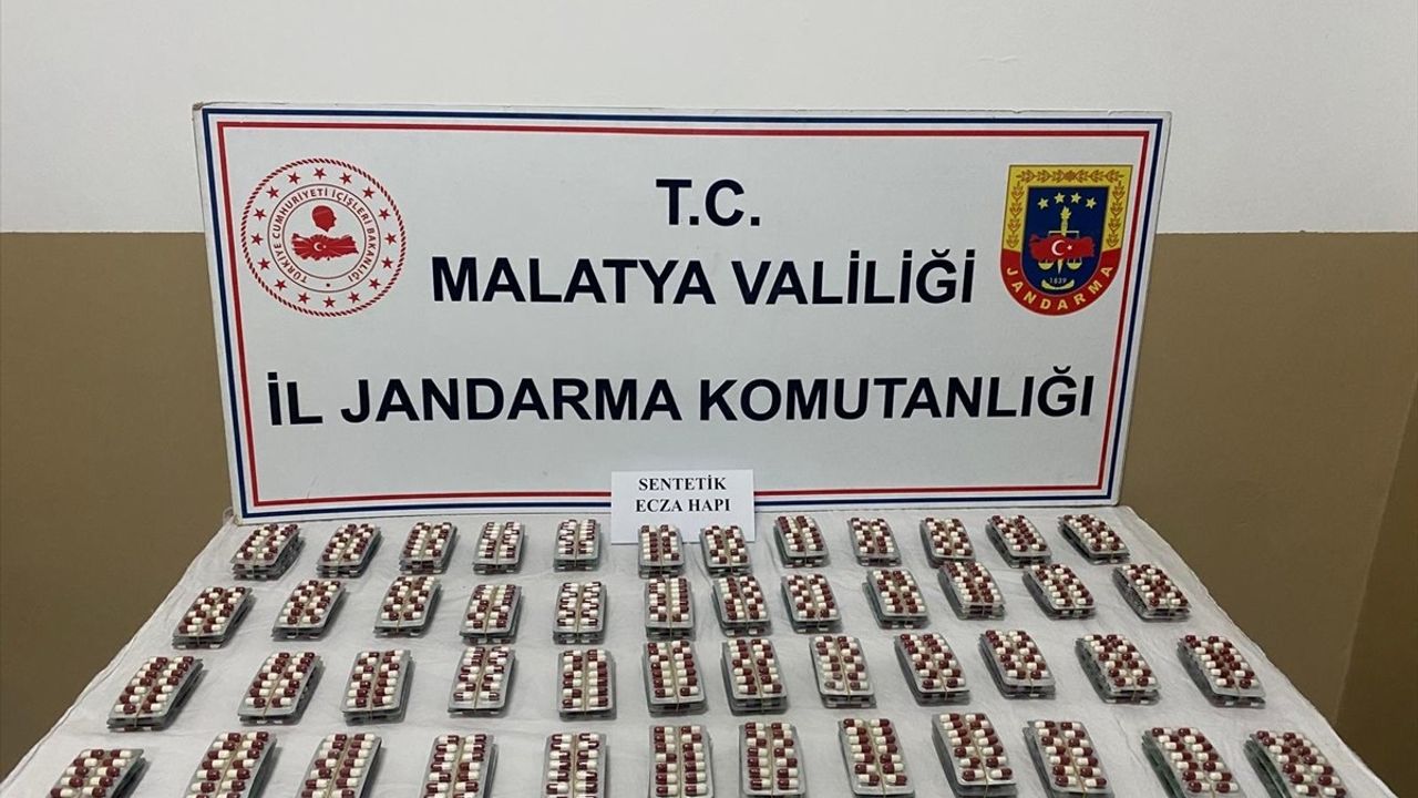 Malatya'da Uyuşturucu Operasyonu: 2 Gözaltı ve 2816 Hap Ele Geçirildi