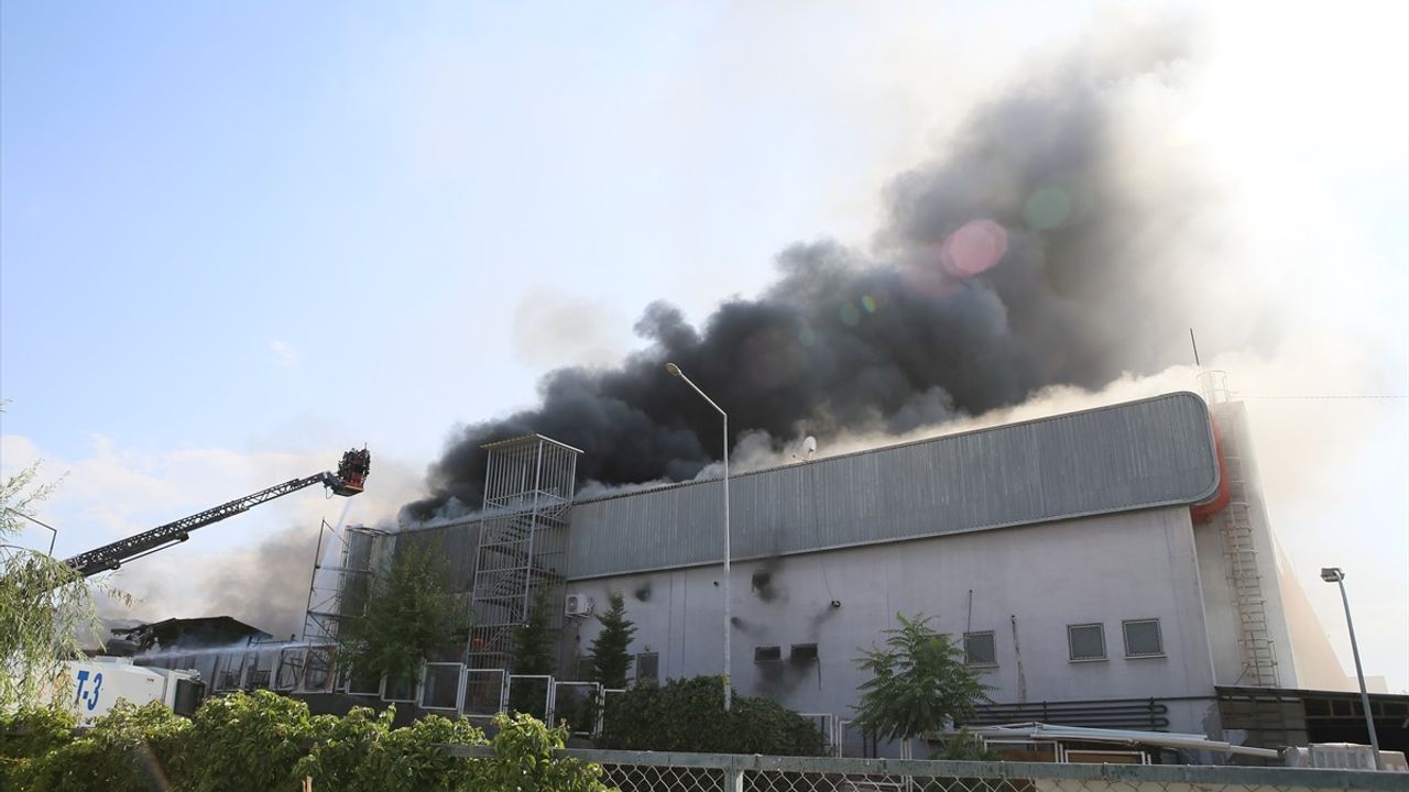 Malatya'daki Hırdavat Mağazasında Yangın Kontrol Altına Alındı