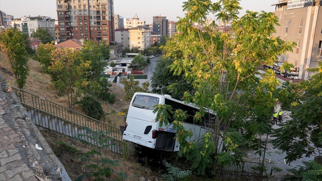 Maltepe'de Köprülü Kavşaktan Düşen Otobüste 8 Yaralı