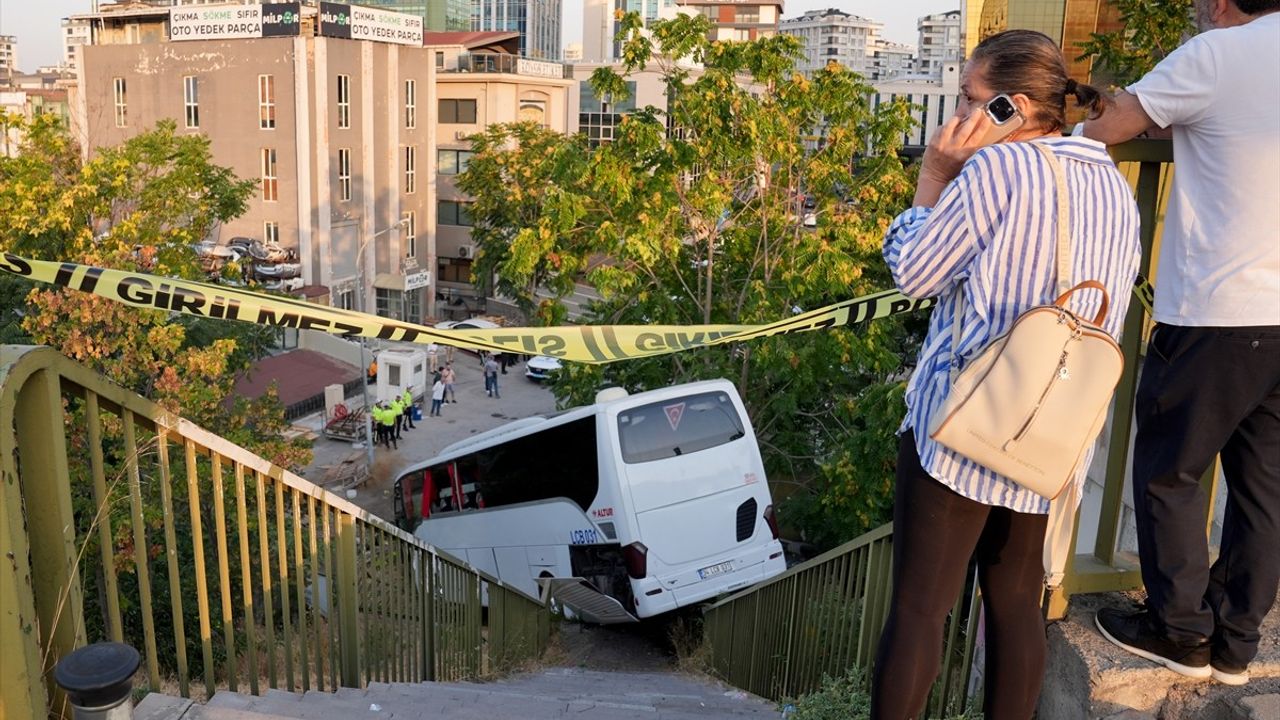 Maltepe'de Servis Otobüsü Kaza Yaptı: 8 Yaralı