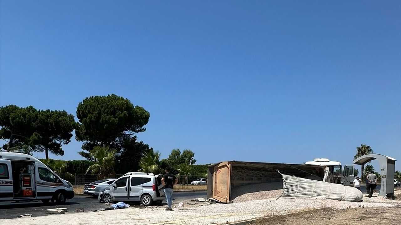 Manavgat'ta Tırla Çarpışma: Sürücü Hayatını Kaybetti