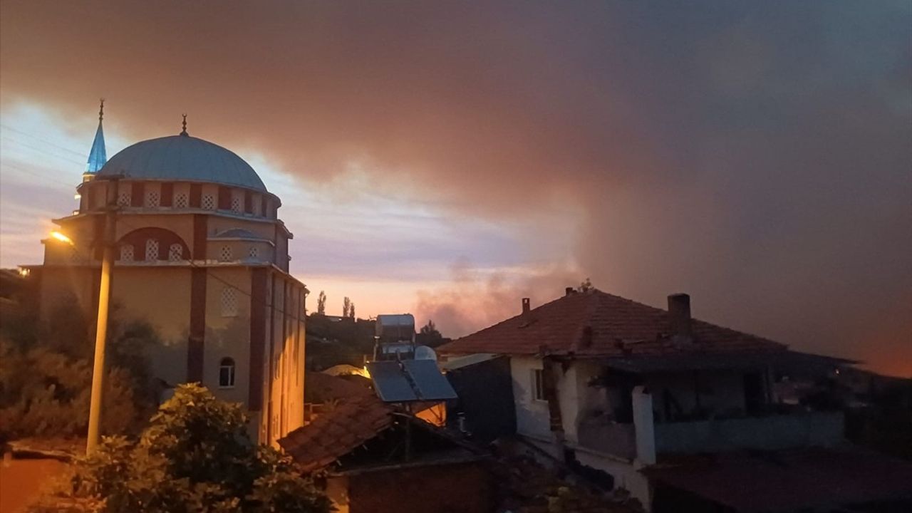 Manisa'daki Orman Yangınlarına Müdahale Sürüyor