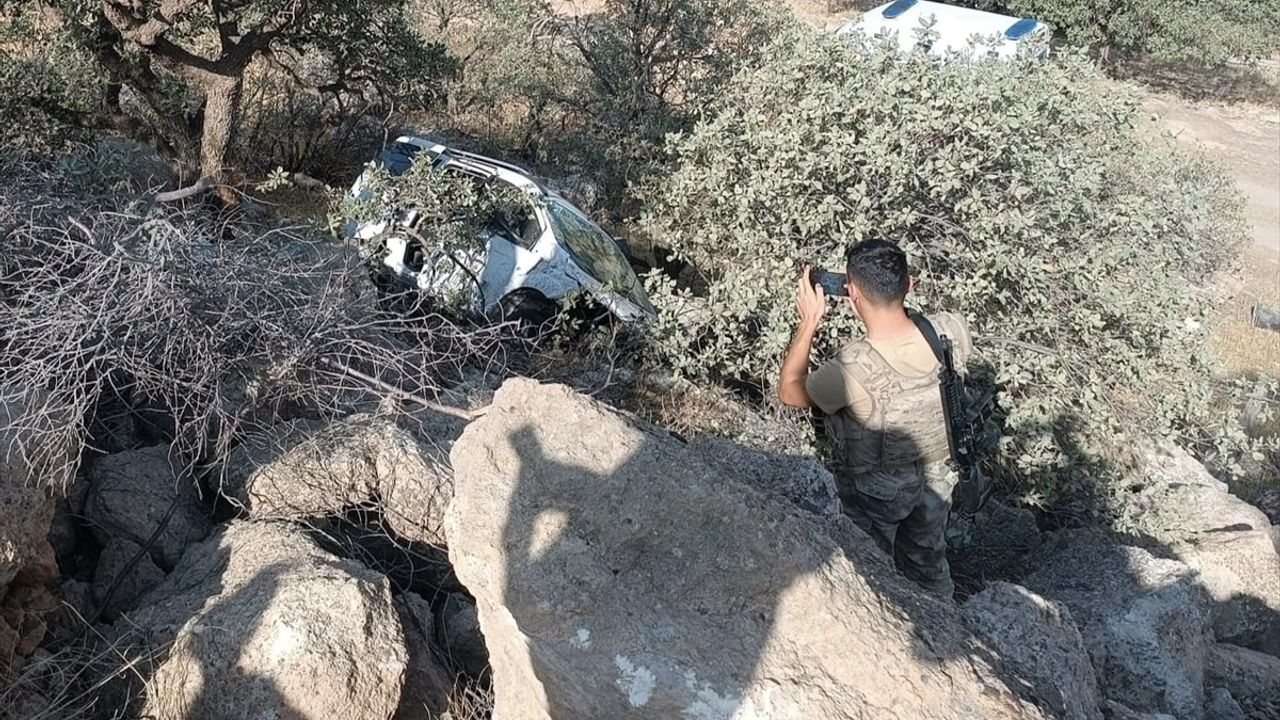 Mardin'de Hafif Ticari Araç Devrildi: 2 Yaralı