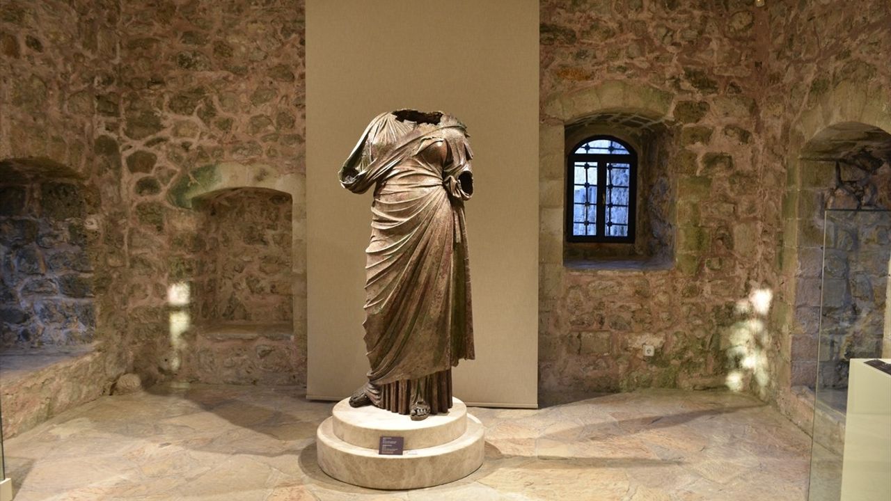 Marmaris'te 2200 Yıllık Bronz Kadın Heykeli İlk Defa Sergilendi