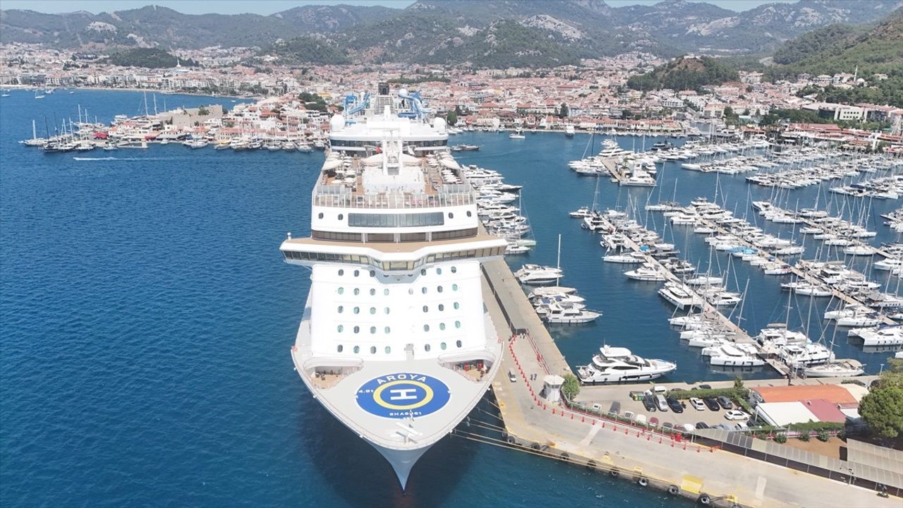 Marmaris'te 'Aroya' Kruvaziyeri 2.241 Yolcu ile Limana İndi