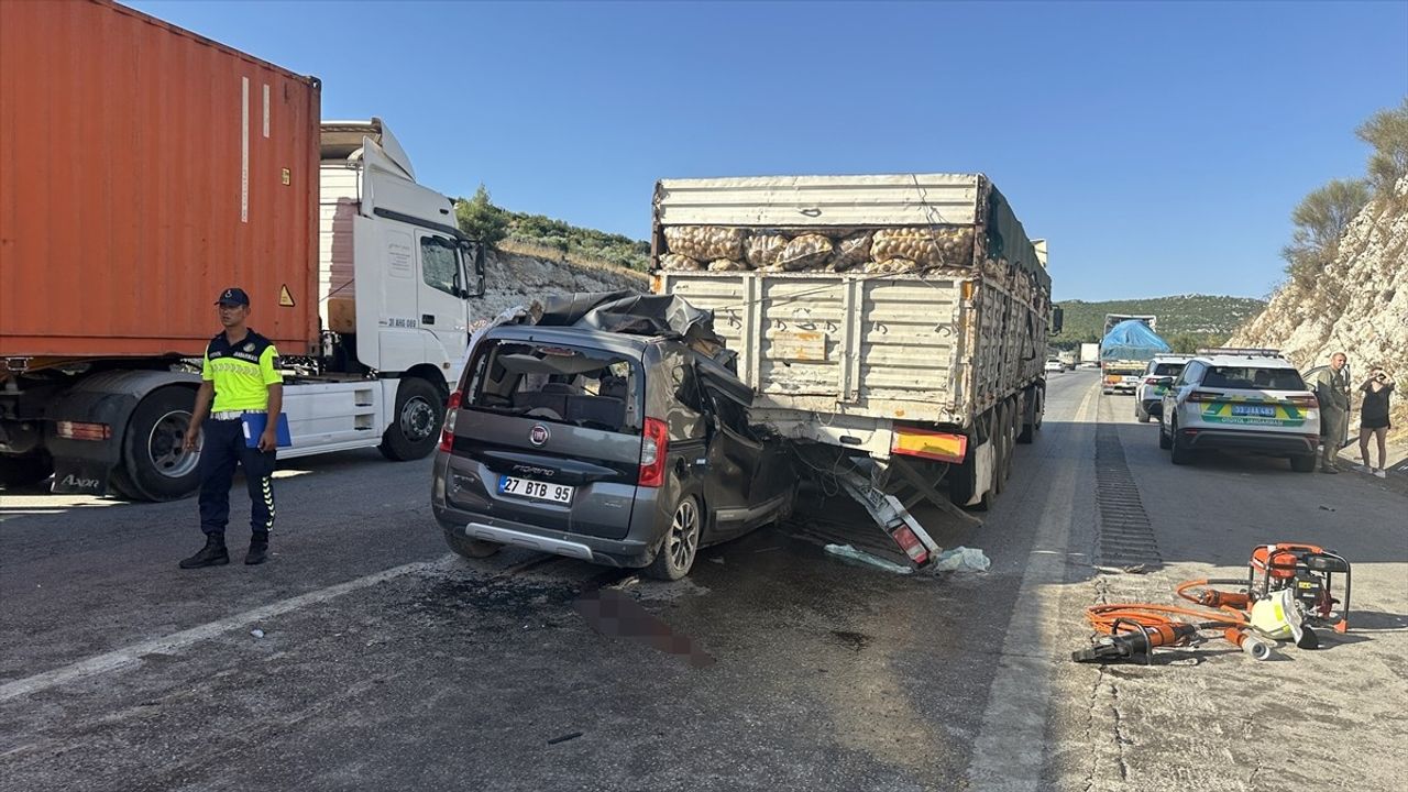 Mersin'de Kaza: Tıra Çarpan Hafif Ticari Araçta 5 Kişi Hayatını Kaybetti