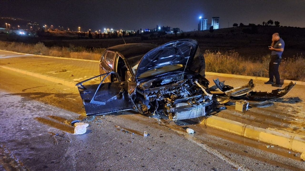 Mersin'de Refüje Çarpan Araçta İki Yaralı