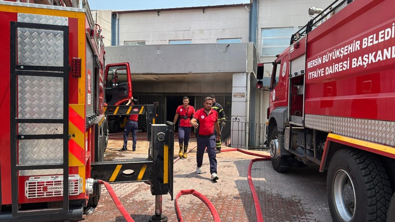 Mersin'deki Eski Hastane Binasında Yangın