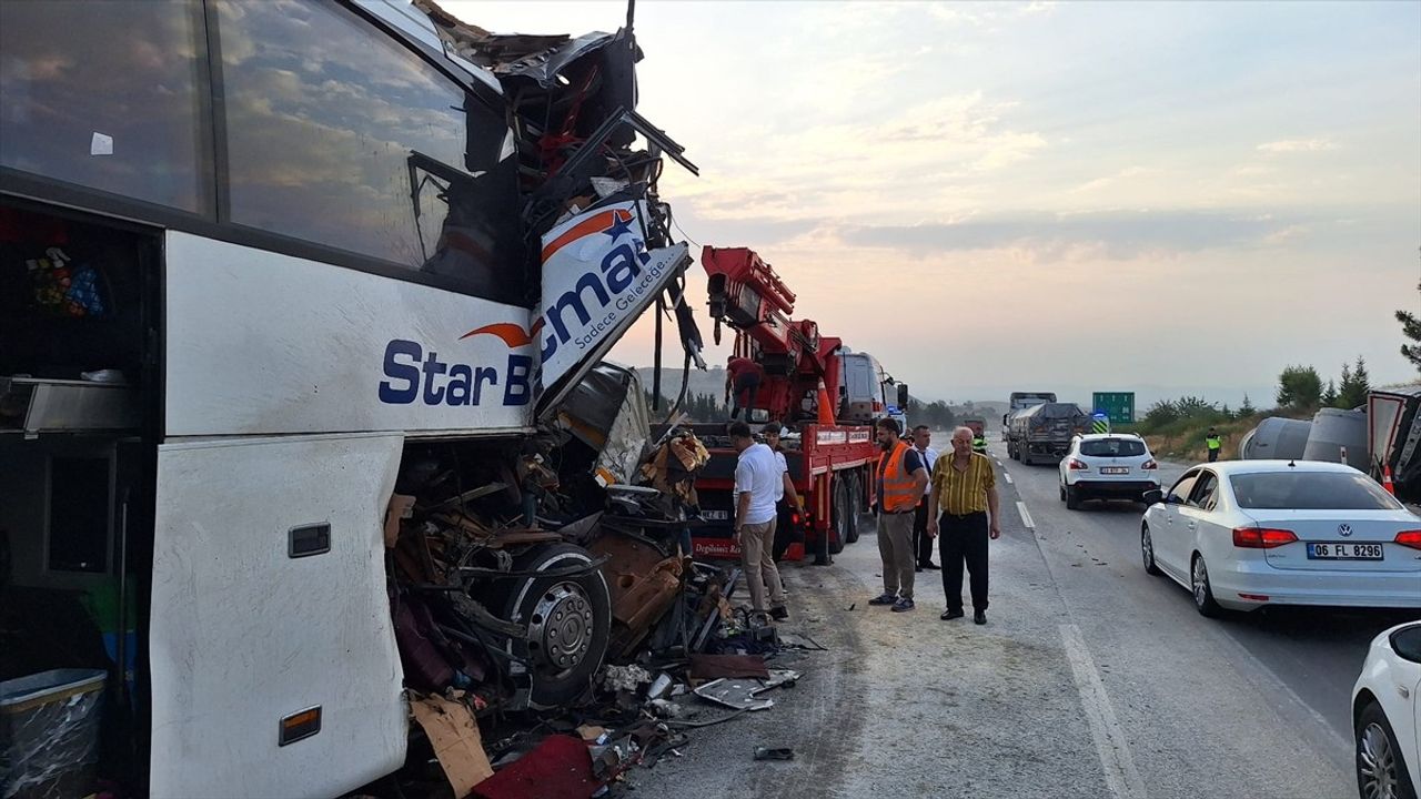 Mersin Tarsus'ta Yolcu Otobüsü Tıra Çarptı