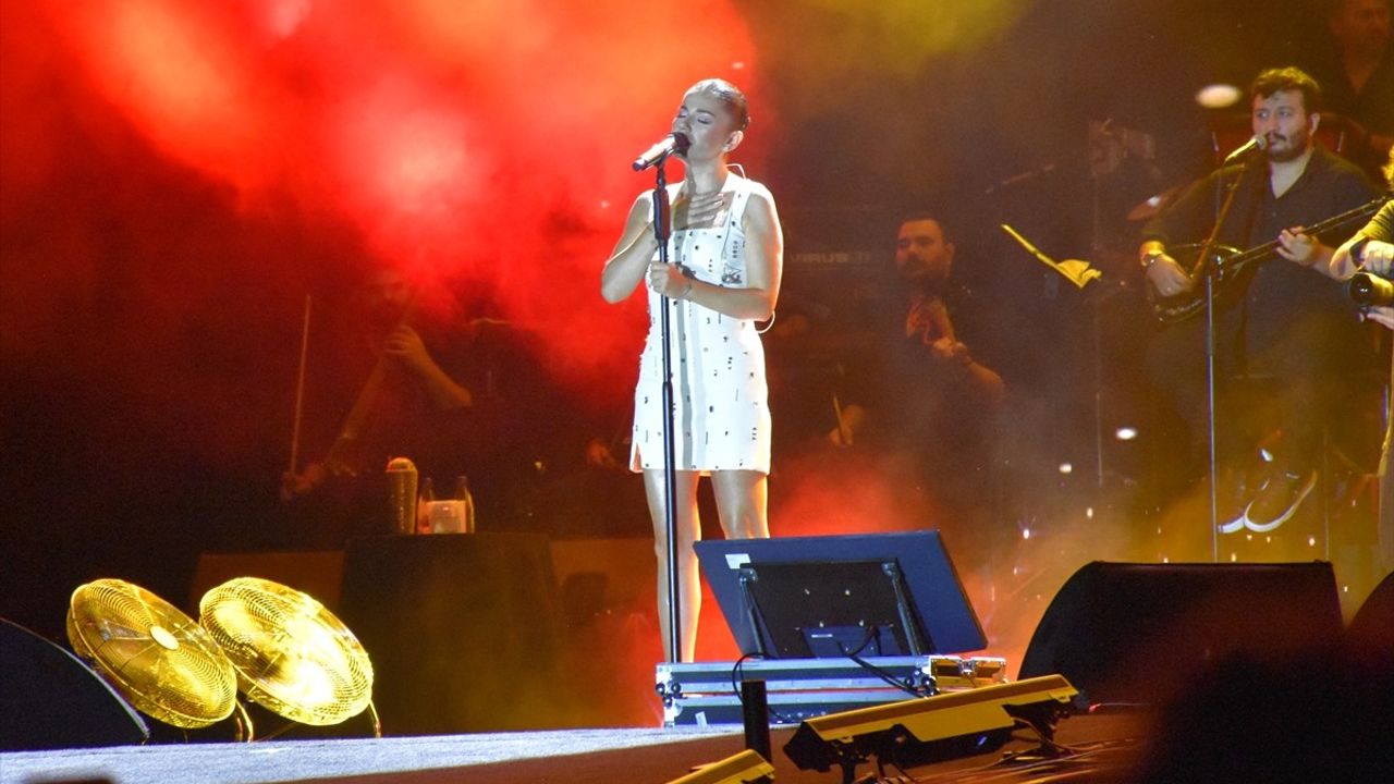 Merve Özbey Trabzon Kültür Yolu Festivali'nde Hayranlarına Unutulmaz Bir Gece Yaşattı