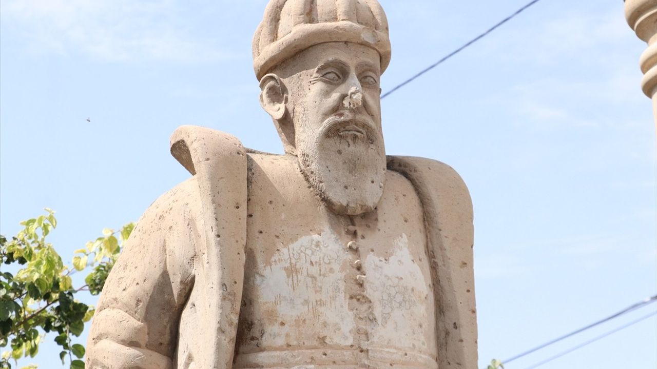 Mimar Sinan'ın Heykeli Onarıldı