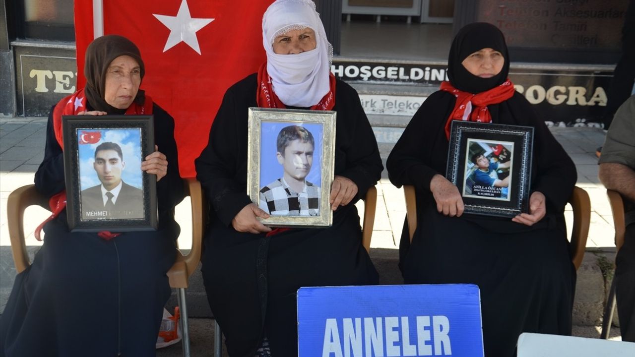 Muş'ta Aileler DEM Parti Önünde Eylem Düzenledi