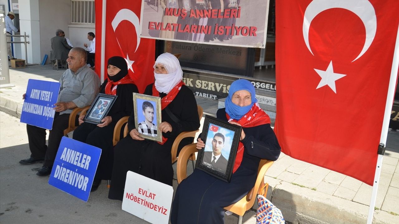 Muş'ta Ailelerin DEM Parti Önündeki Protestosu Devam Ediyor