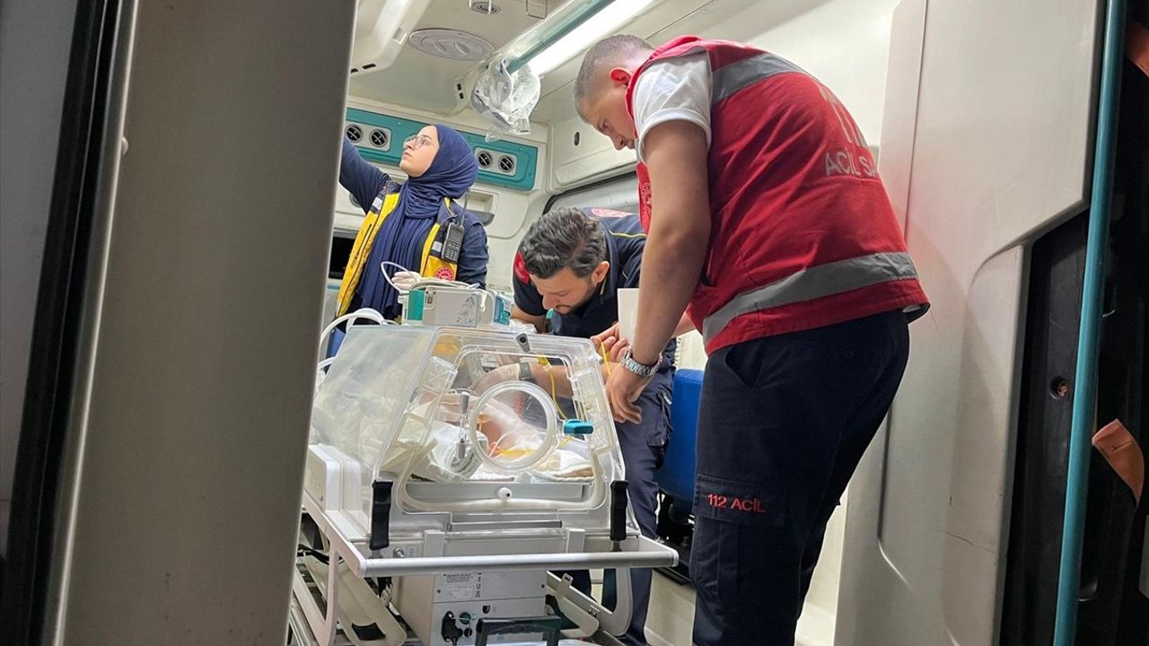 Muş'ta Kalp Damarında Daralma Olan Bebek İstanbul'a Uçakla Gönderildi