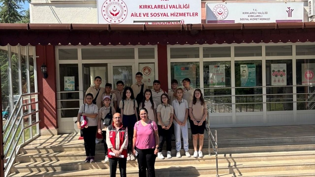 Öğrenciler Sosyal Hizmet Merkezlerini Ziyaret Ediyor
