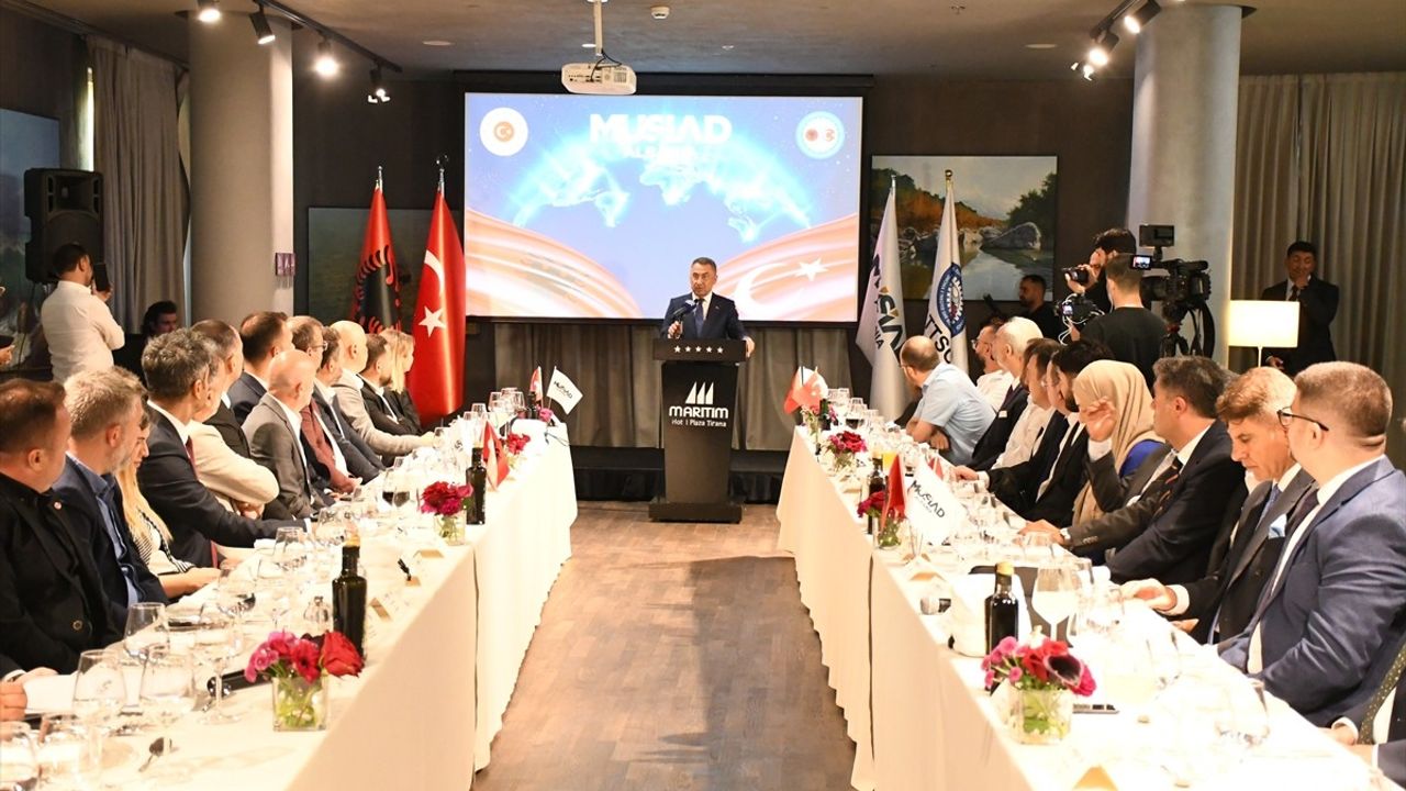 Oktay, Tiran'da Türk İş İnsanlarıyla Buluştu