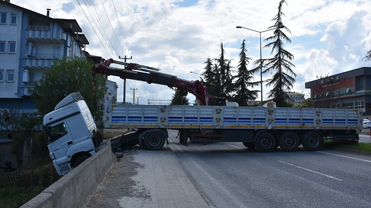 Ordu'da Freni Boşalan Tır Duvara Çarptı