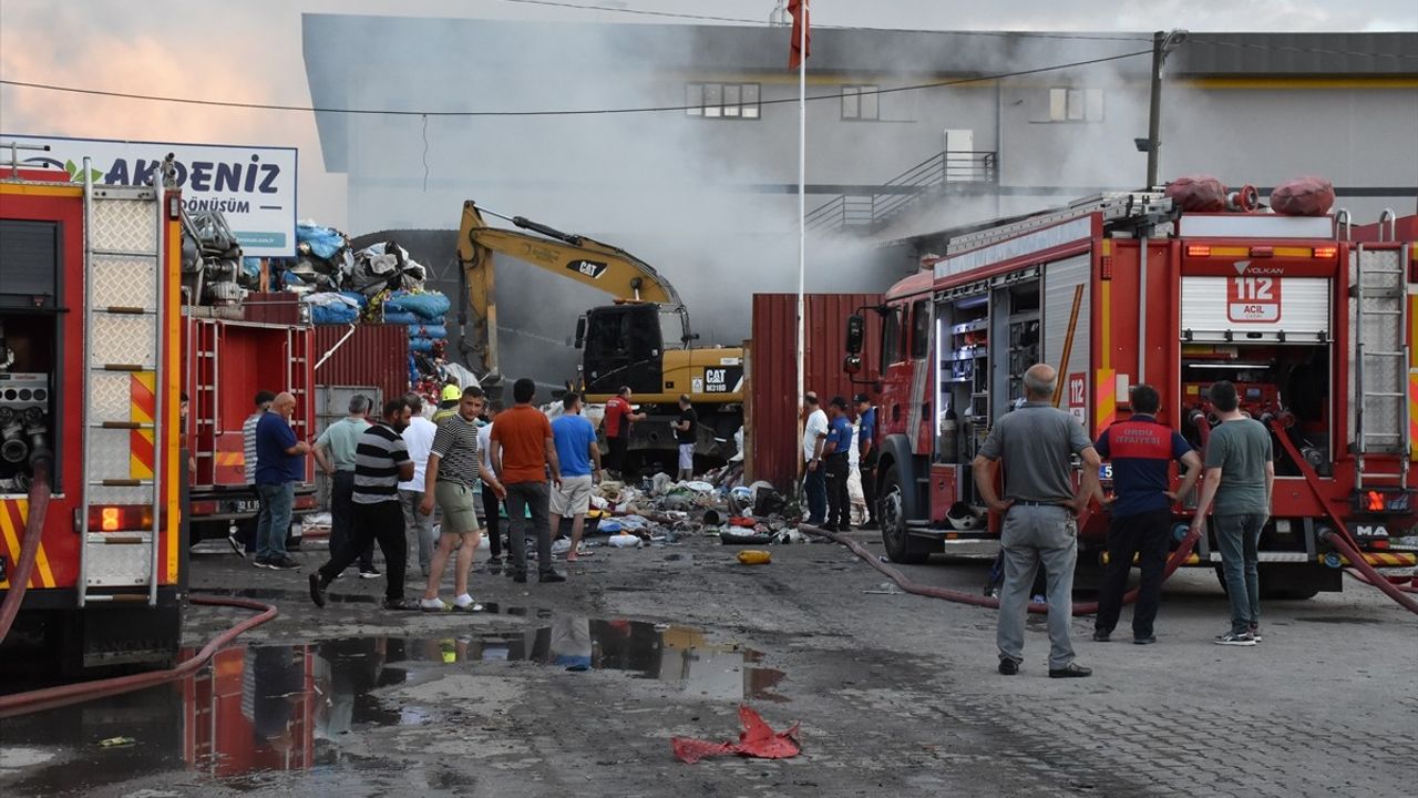 Ordu'daki Geri Dönüşüm Tesisinde Yangın Kontrol Altına Alındı
