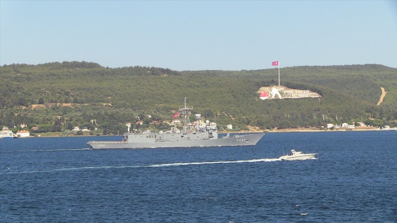 Oruç Reis Sismik Araştırma Gemisi Çanakkale Boğazı'ndan Geçti