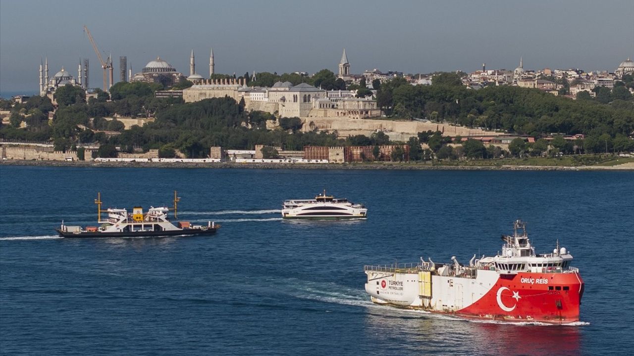 Oruç Reis Sismik Araştırma Gemisi İstanbul Boğazı'ndan Geçiyor