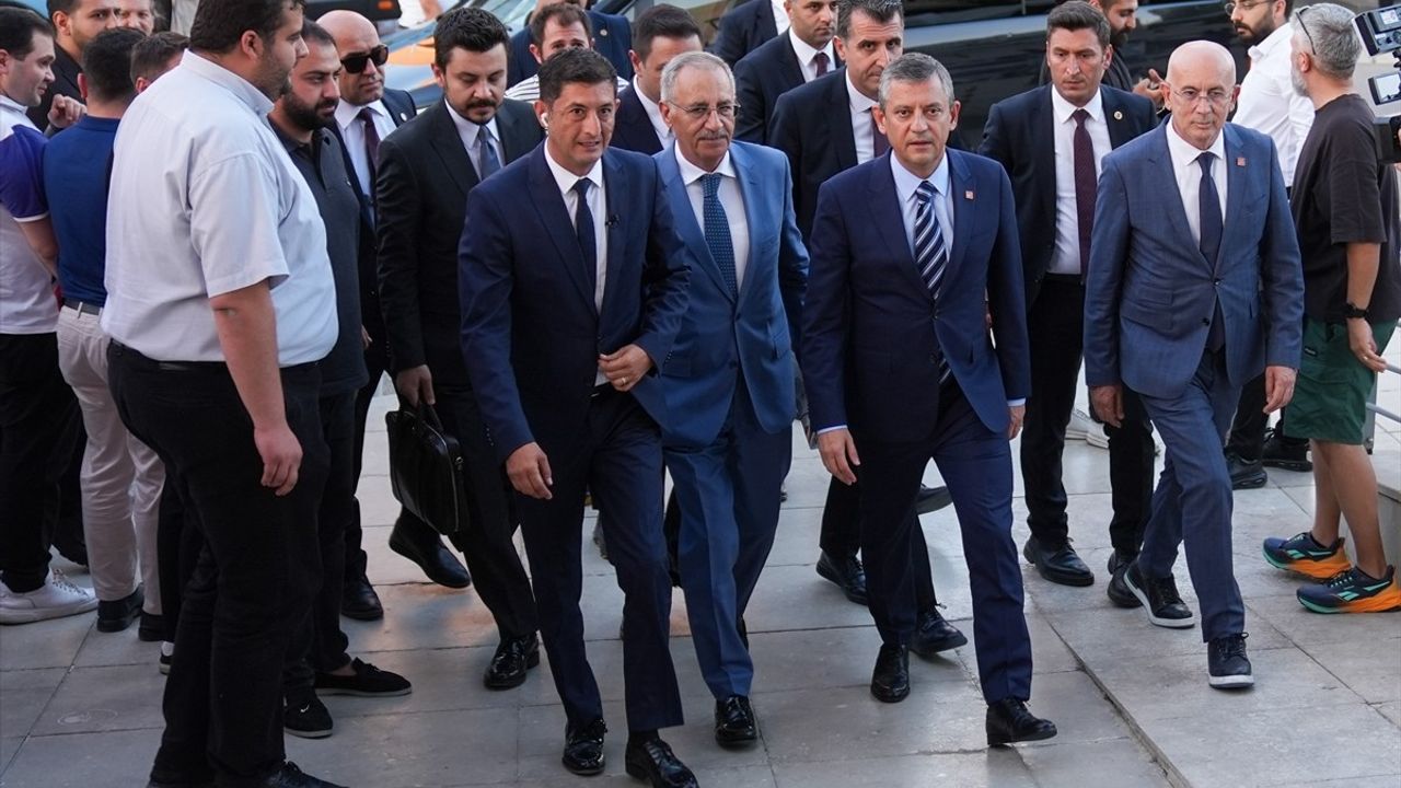 Özgür Özel'den Sözcü TV'ye Destek ve İktidar Eleştirisi