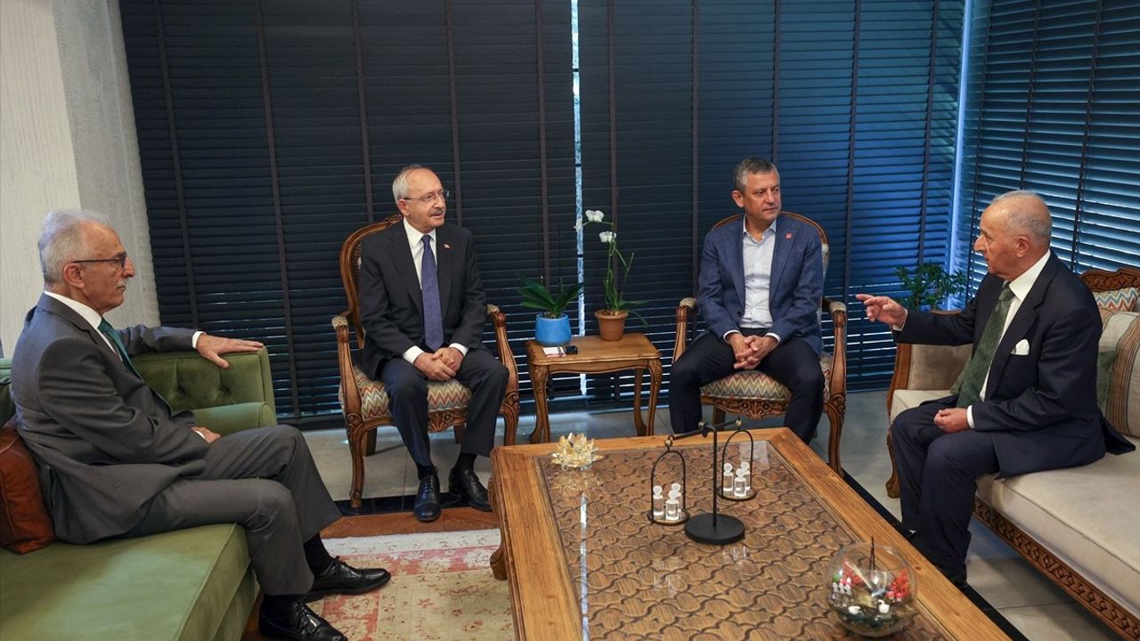 Özgür Özel, Kemal Kılıçdaroğlu'na Taziye Ziyaretinde Bulundu