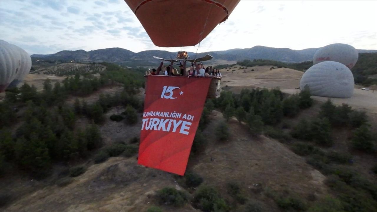 Pamukkale'de 15 Temmuz İçin Özelleşmiş Sıcak Hava Balonları Gökyüzünde