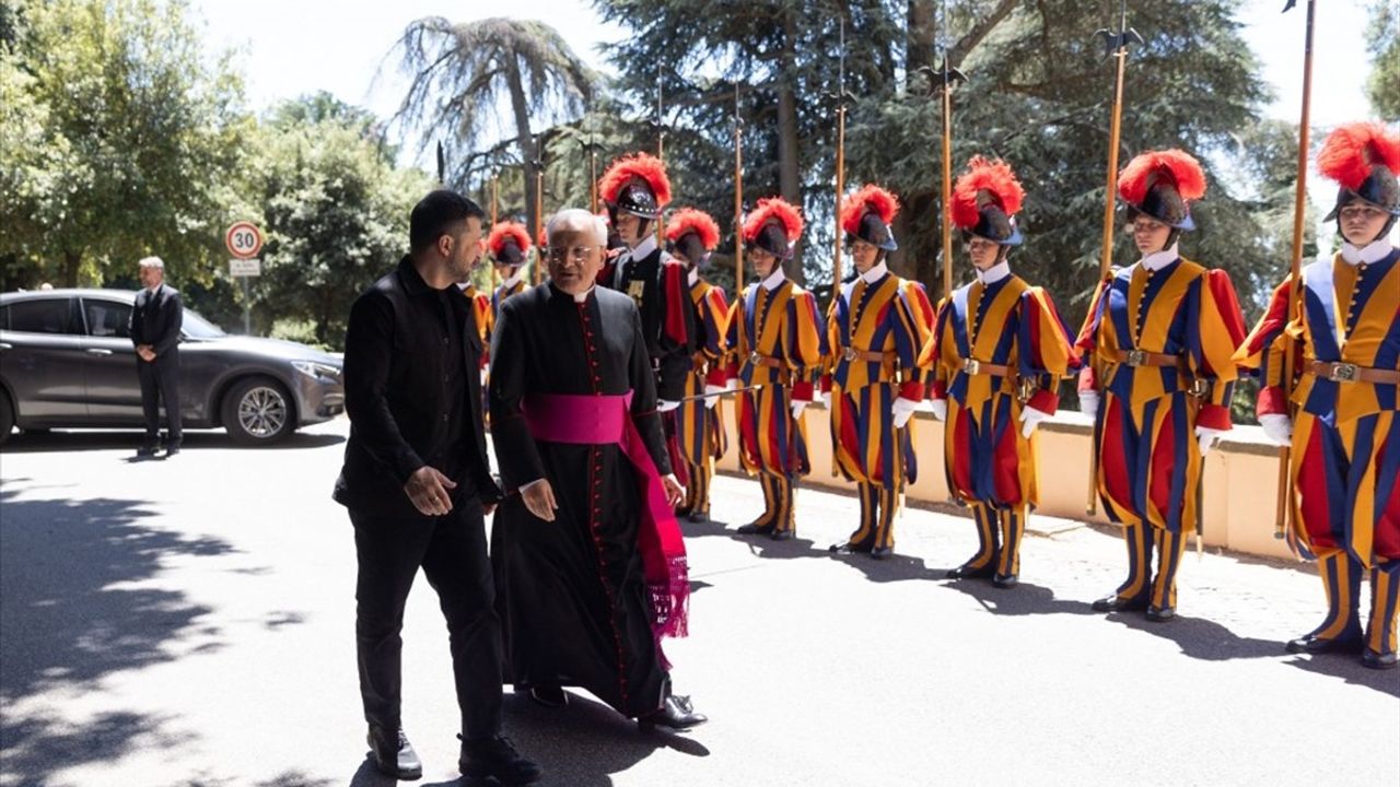 Papa 14. Leo ve Ukrayna Başkanı Zelenskiy Görüştü