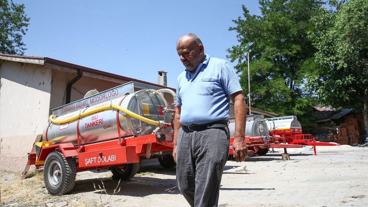 Patlayan Lastikle Yangına Su Taşıyan Çiftçiye Hediye Tankerler