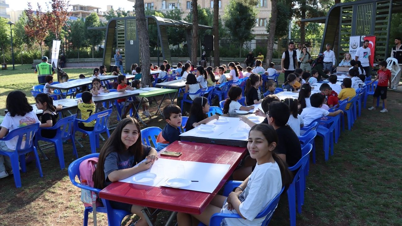 Ressam Melis Doğan Mardin'de Çocuklarla Birlikte Resim Yaptı