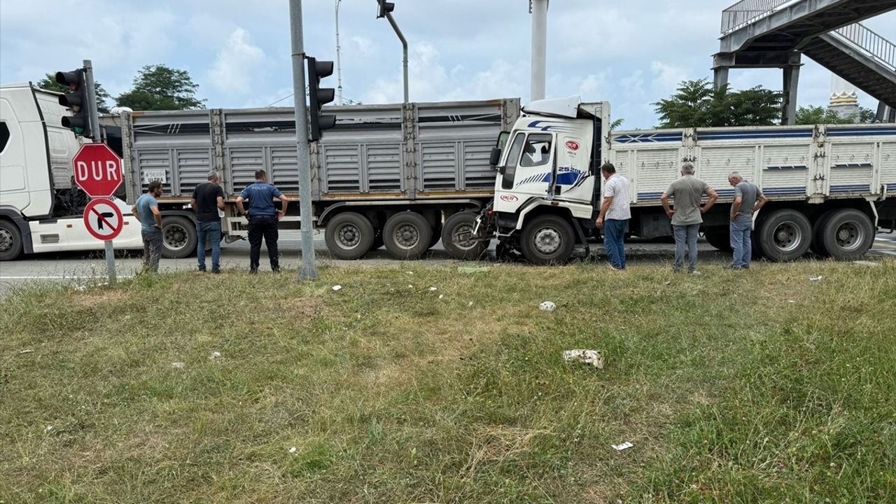 Rize'de Trafik Kazası: Kamyon Sürücüsü Yaralandı