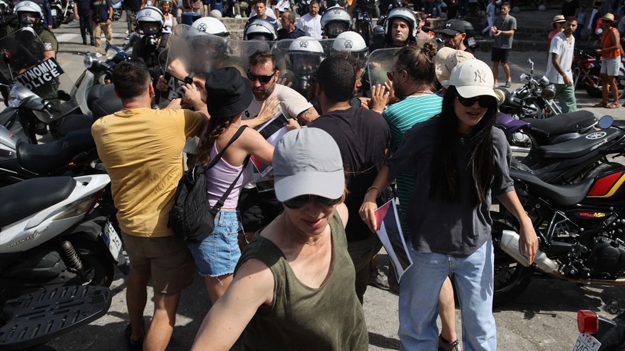 Rodos'ta Filistin Destekçileri Eylem Düzenledi