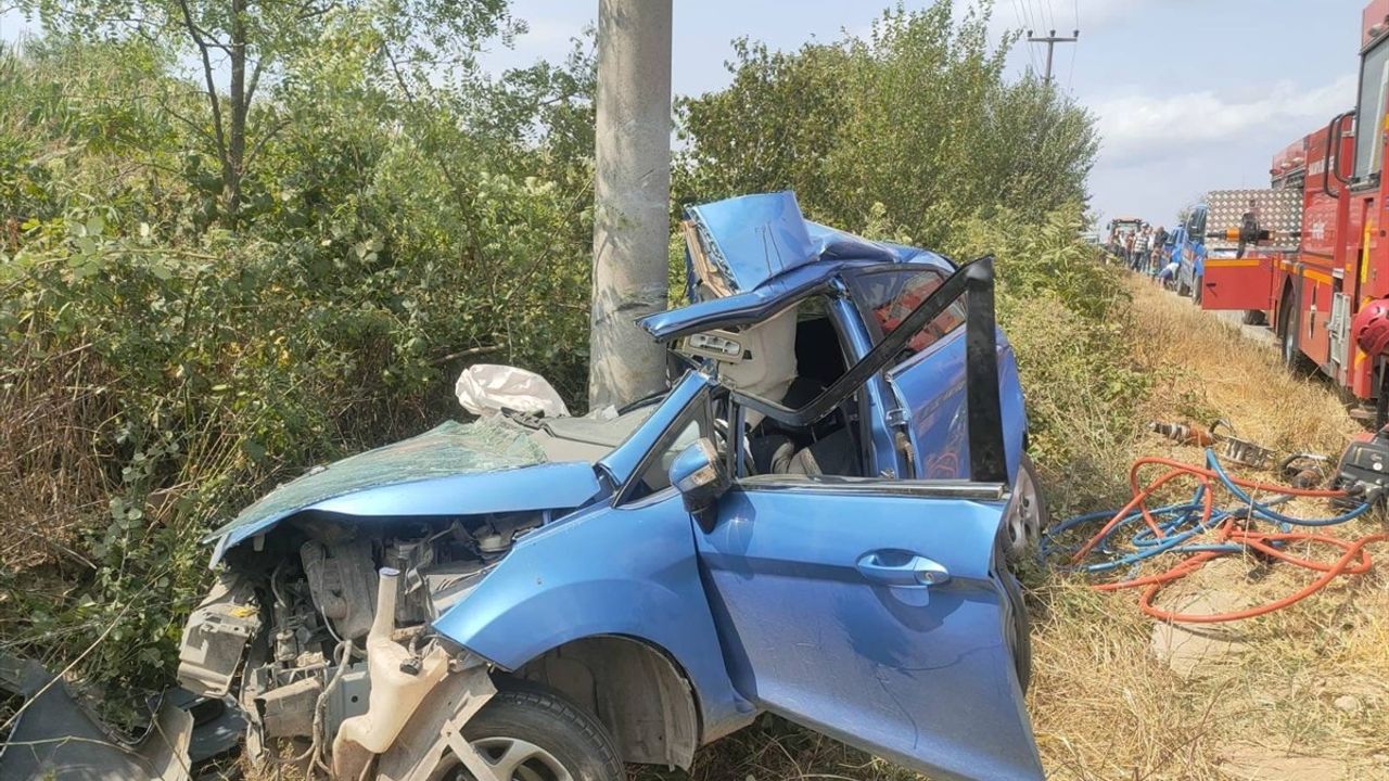 Sakarya'da Feci Kaza: 14 Yaşındaki Sürücü ve Kardeşi Hayatını Kaybetti