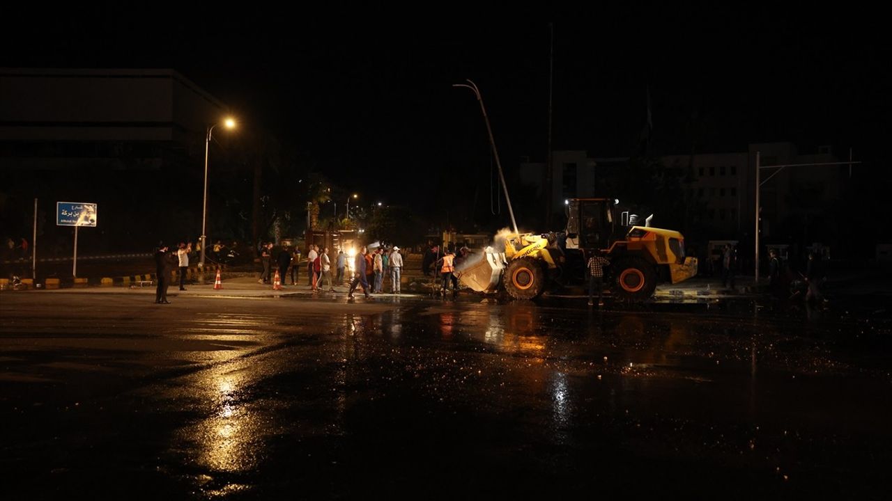 Şam'da İsrail Hava Saldırıları Sonrası Enkaza Müdahale