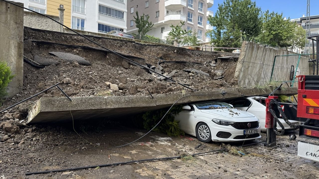 Samsun'da İnnat Duvarı Çöktü, 4 Araç Hasar Gördü