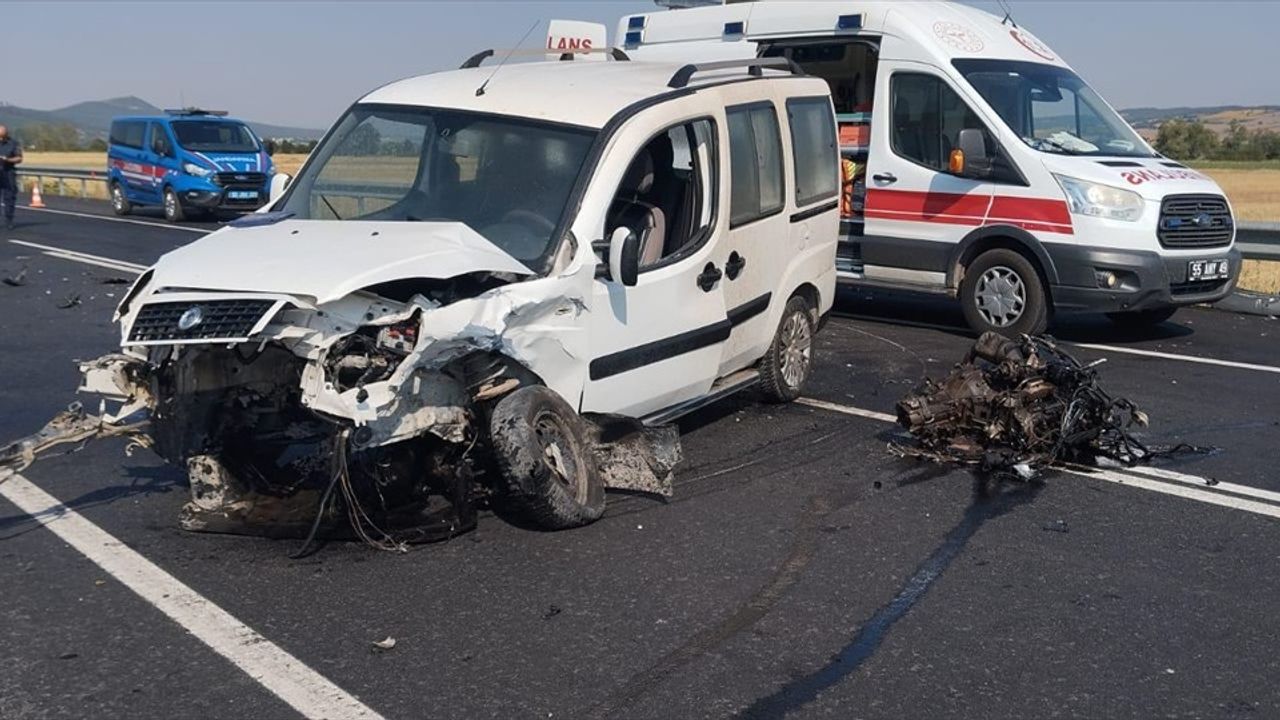 Samsun'da Otomobil ve Hafif Ticari Araç Çarpıştı