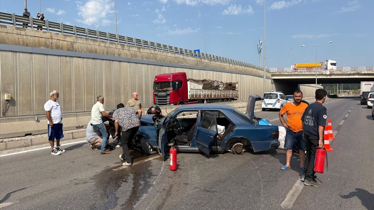 Samsun'da Otomobil ve Kamyon Çarpıştı: 5 Yaralı