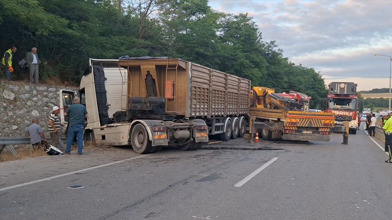 Samsun'da Tır ile Traktör Çarpıştı: 2 Yaralı