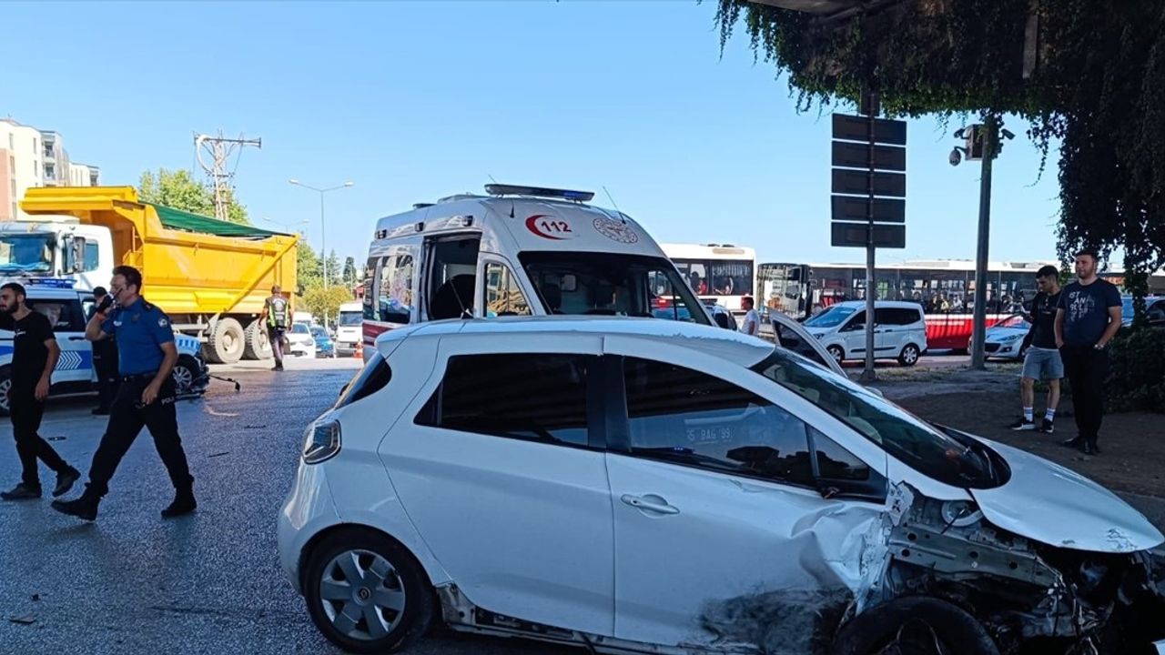 Samsun'da Trafik Kazası: İki Araç Çarpıştı, Üç Yaralı