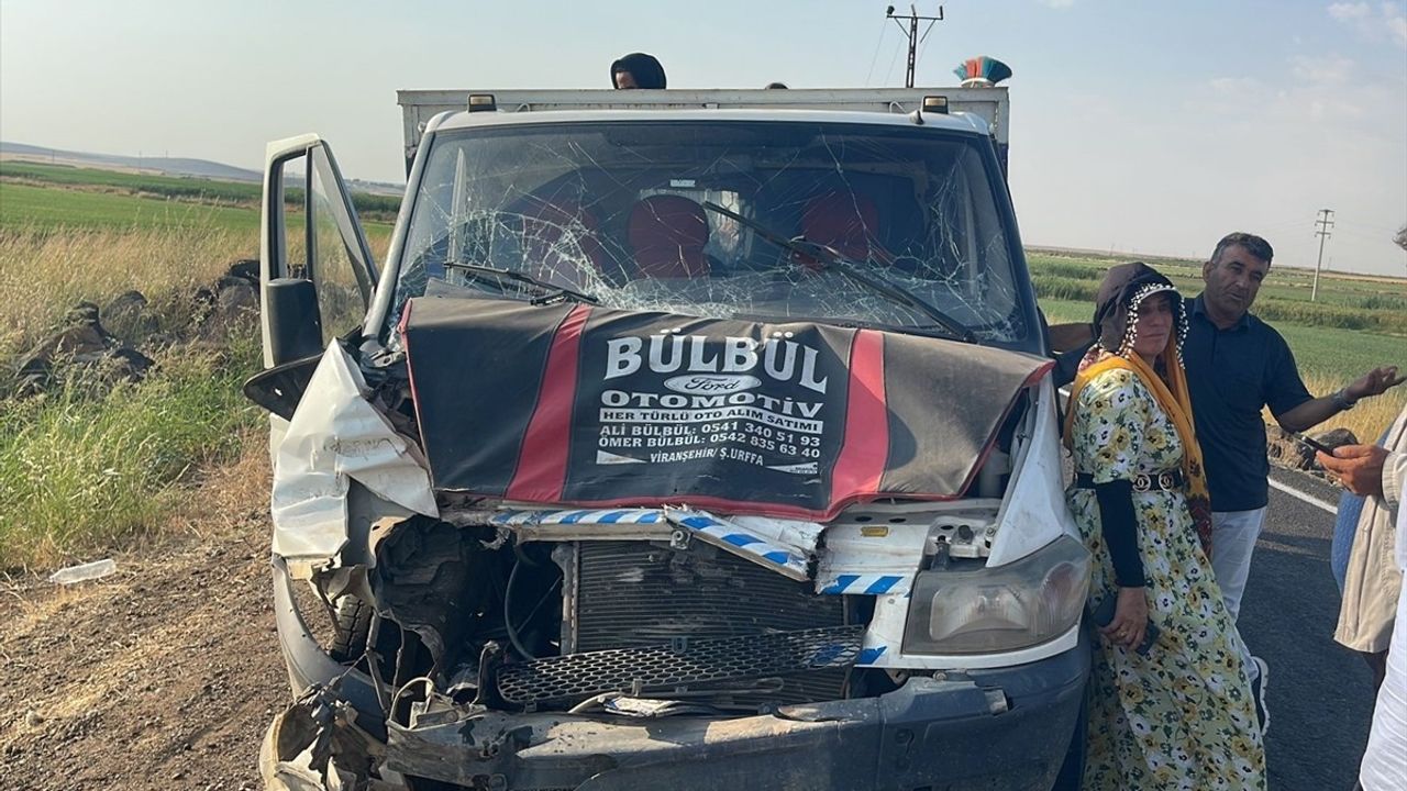 Şanlıurfa'da Kamyonet Çarpışması: 11 Yaralı