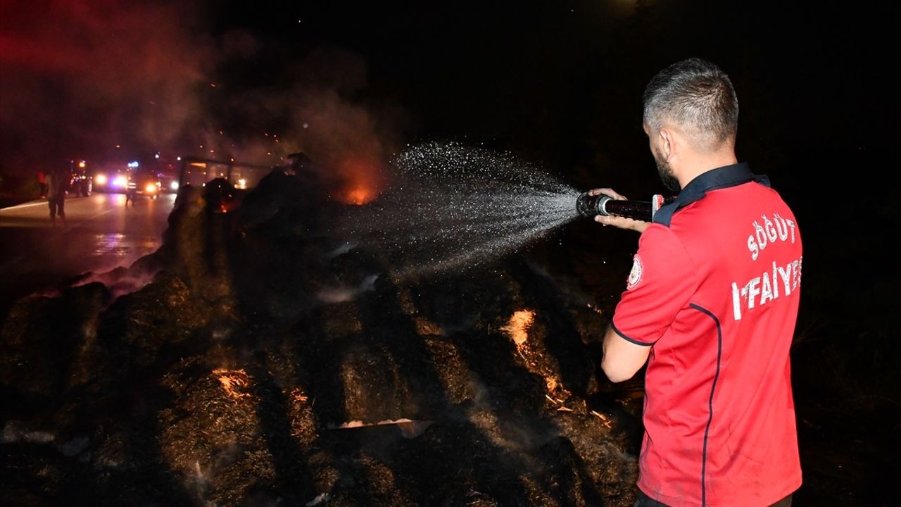 Seyir Halindeki Traktörde Yangın: Saman Balyaları Kül Oldu