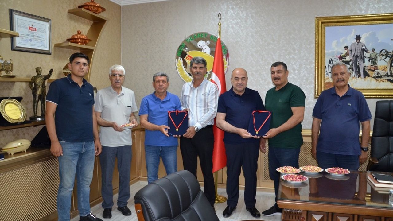 Sezonun İlk Antep Fıstığı Altınla Ödüllendirildi