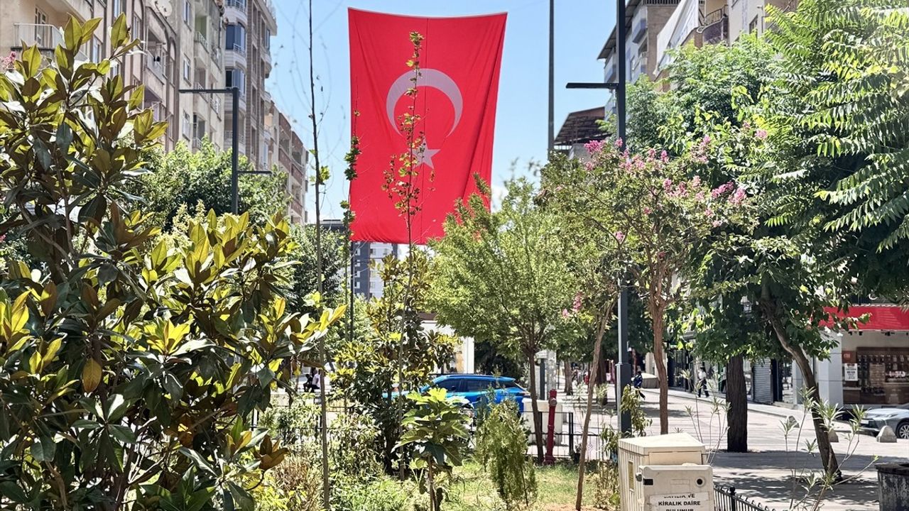 Siirt'te 'Terörsüz Türkiye' İçin Bayraklı Destek