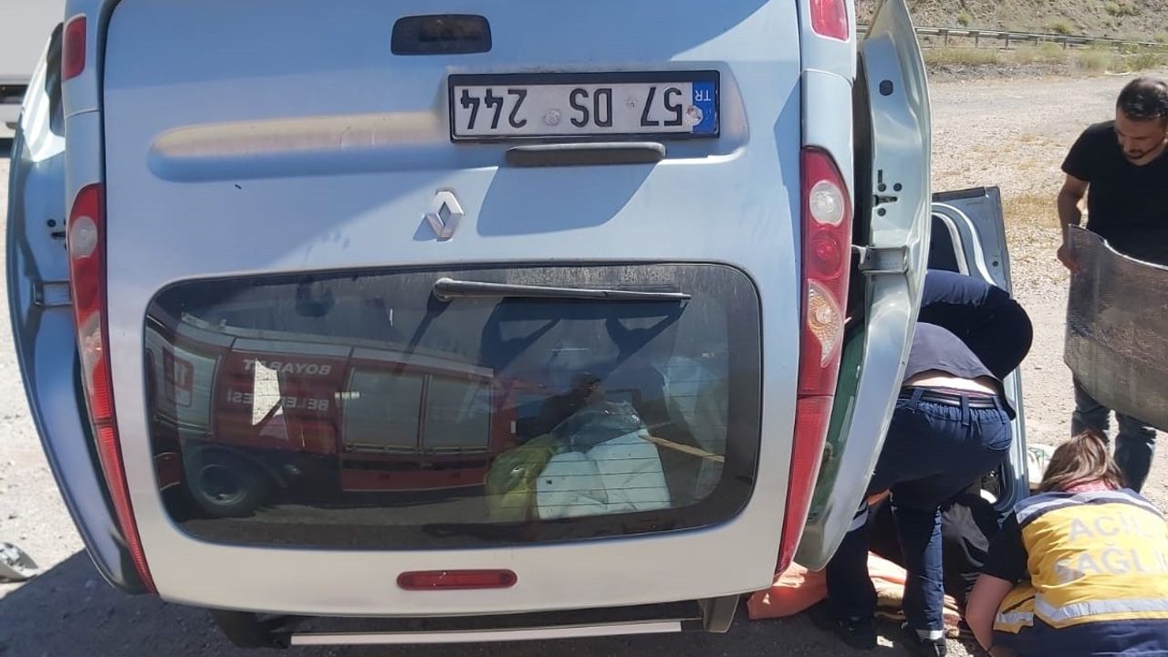 Sinop'ta Otomobil Devrildi, Üç Yaralı
