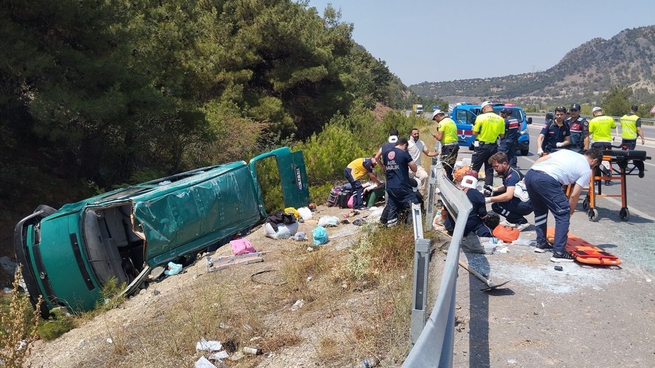 Sivas'ta Meydana Gelen Minibüs Kazasında 13 Yaralı