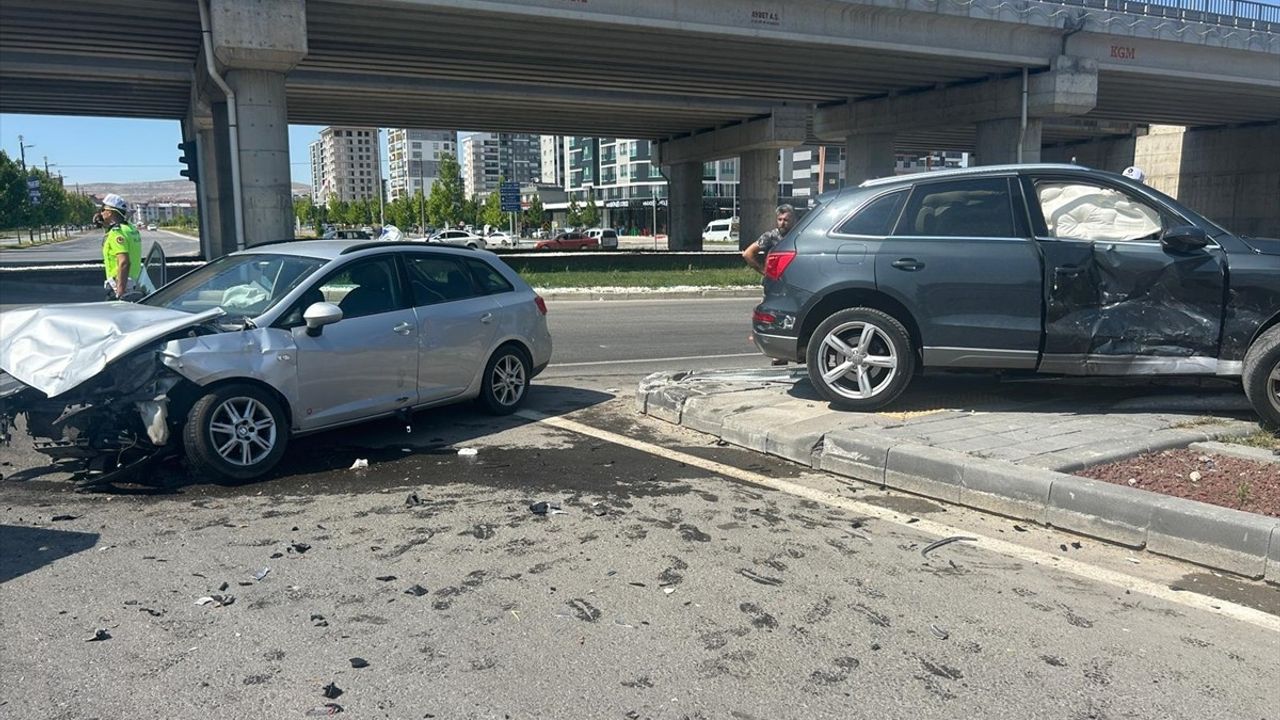 Sivas'ta Trafik Kazası: 4 Yaralı
