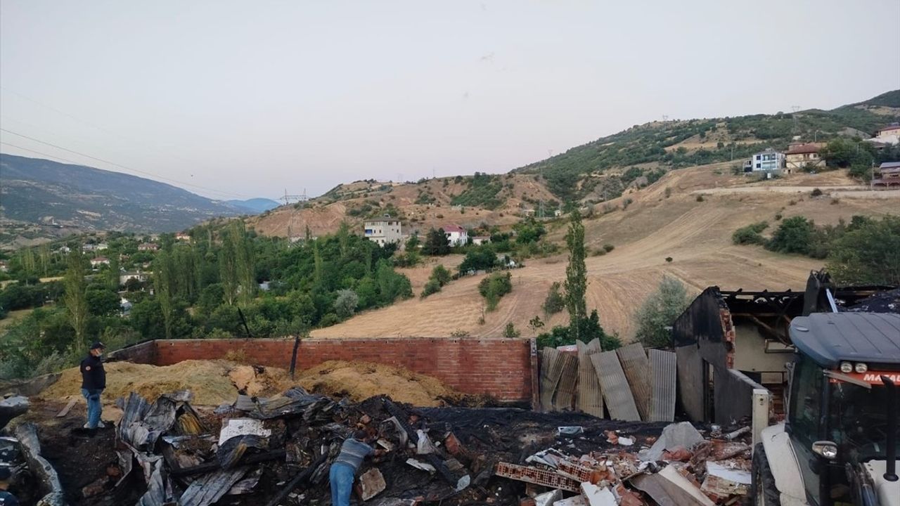 Sivas'ta Yangın: Ev, Ahır ve Samanlık Alev Alev Yandı