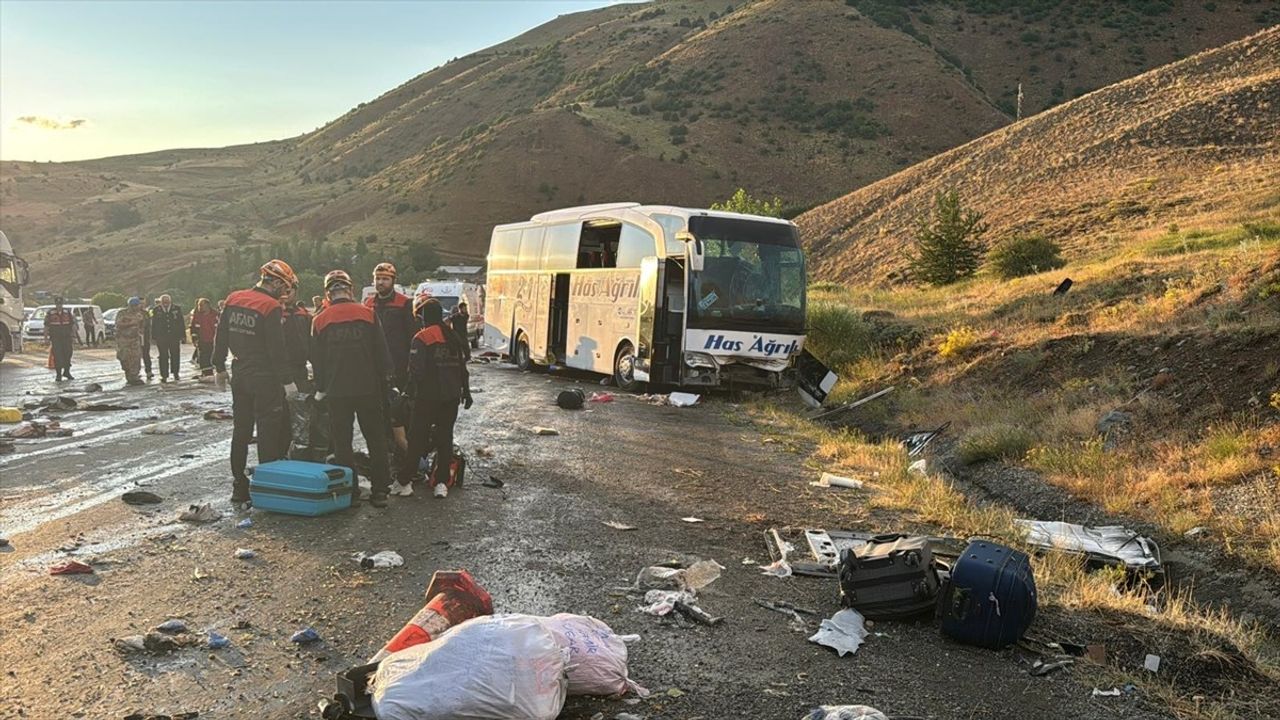 Sivas'ta Yolcu Otobüsü Kazası: 3 Ölü, 24 Yaralı