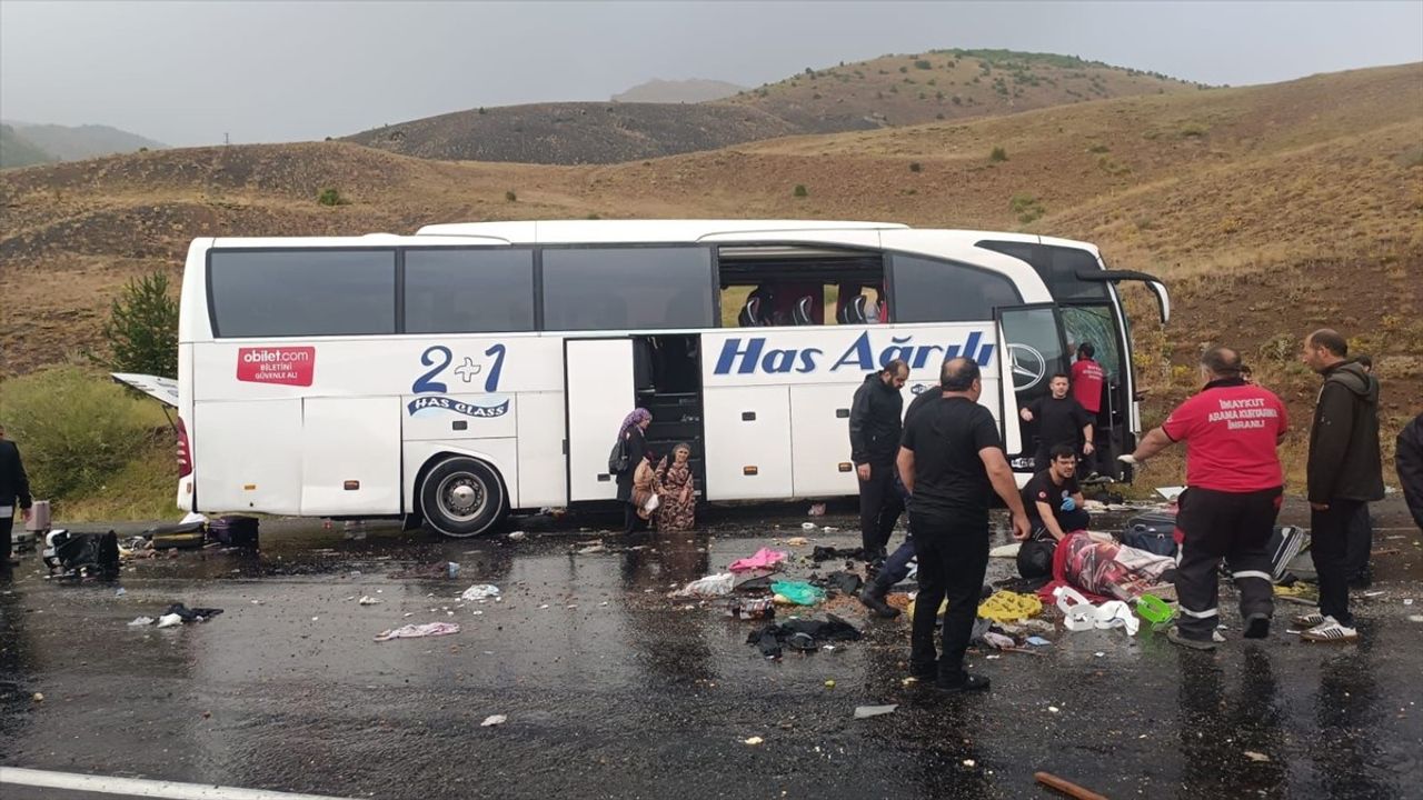 Sivas'ta Yolcu Otobüsü Kazası: Ölü ve Yaralılar Var